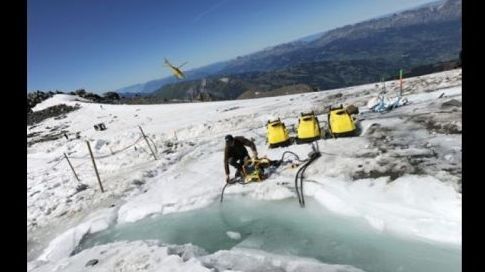 Les
                                          travaux de forage ont commenc�
                                          le 25 ao�t sur le glacier de
                                          T�te Rousse, dans les Alpes.
                                          (AFP / Jean-Pierre Clatot)